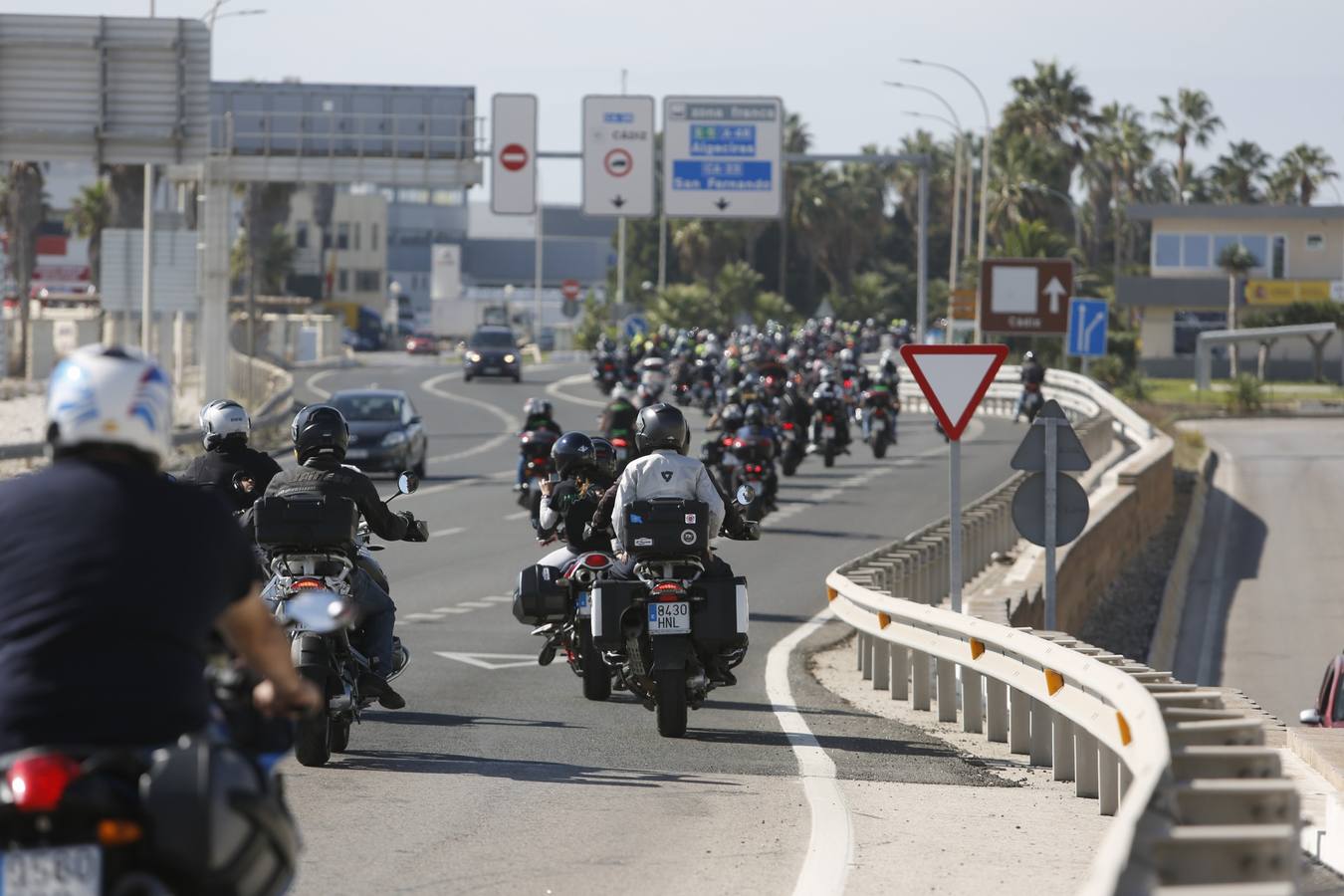 Un millar de moteros, contra los guardarraíles sin protección