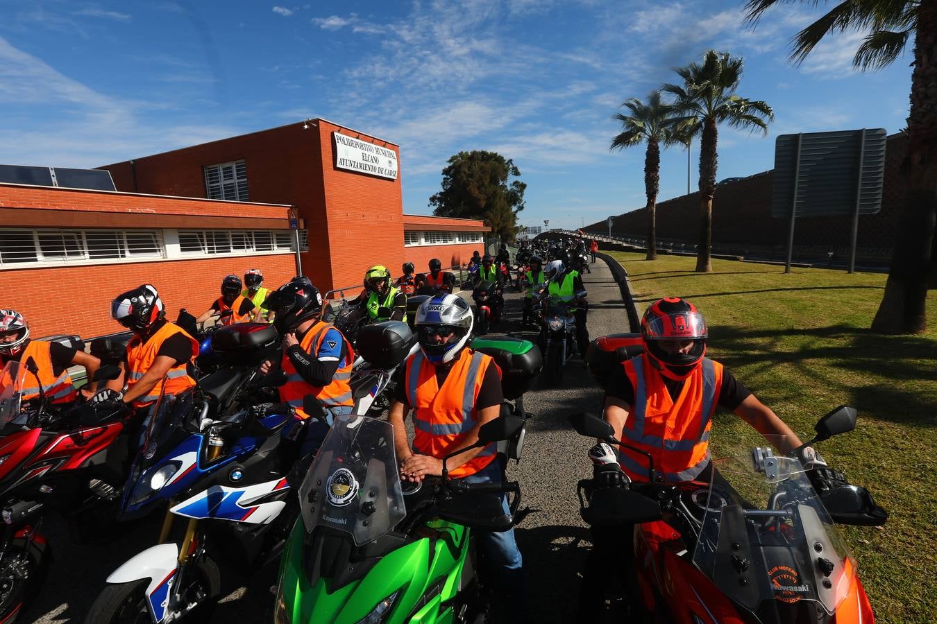 Un millar de moteros, contra los guardarraíles sin protección