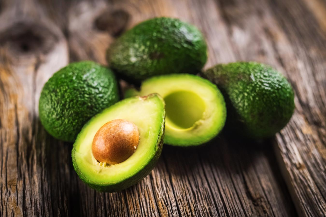 Aguacate. Salvo los meses de verano, el aguacate es un alimento que se cultiva todo el año. Requiere temperaturas muy cálidas, por lo cual se cultiva muy poco en la península. El truco para saber su punto de madurez es quitarle el botón superior y mirar el color del fruto. Si es verde, aún está duro. Si el aguacate es marron, está pasado. Si es amarillo está listo para comer.