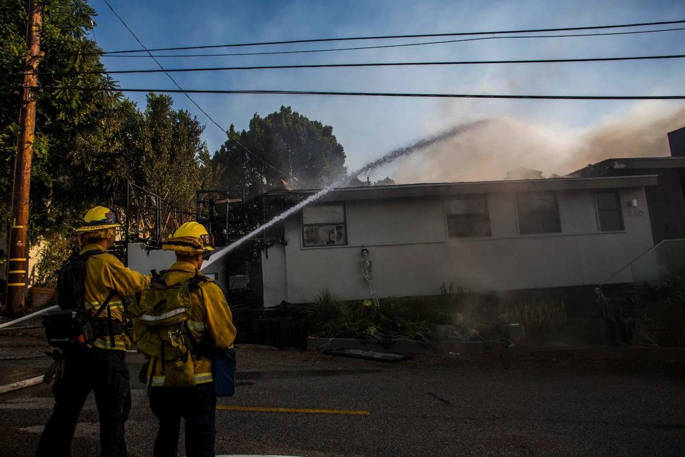 En imágenes: los vientos avivan el fuego en California