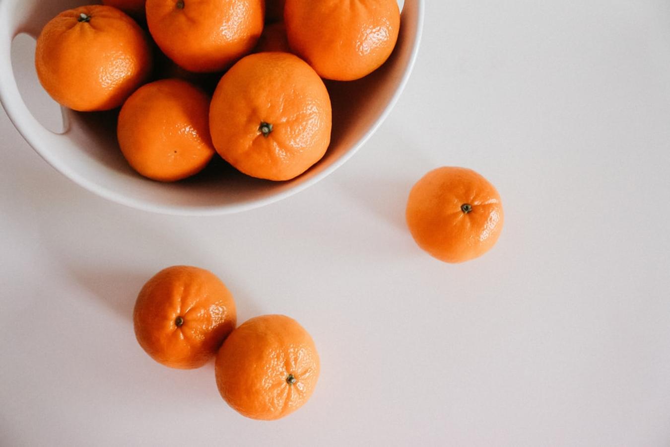 Mandarina. Esta fruta que está disponible de octubre a marzo, tiene sus piezas más óptimas cuando el peso y el tamaño están acordes. Aunque aporta menos cantidad de vitamina C que otros cítricos, es una excelente fuente de esta sustancia, que favorece la formación de anticuerpos y estimula la acción antiinfecciosa.