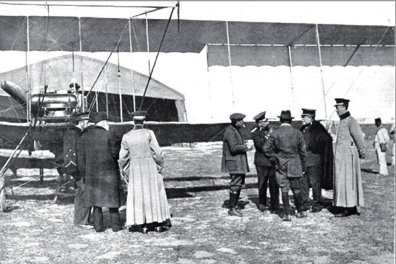 Marzo de 1911. Militares ante los primeros aviones Henri Farman llegados al aeródromo de Carabanchel. La Ilustración Española y Americana (15 de abril de 1911). 