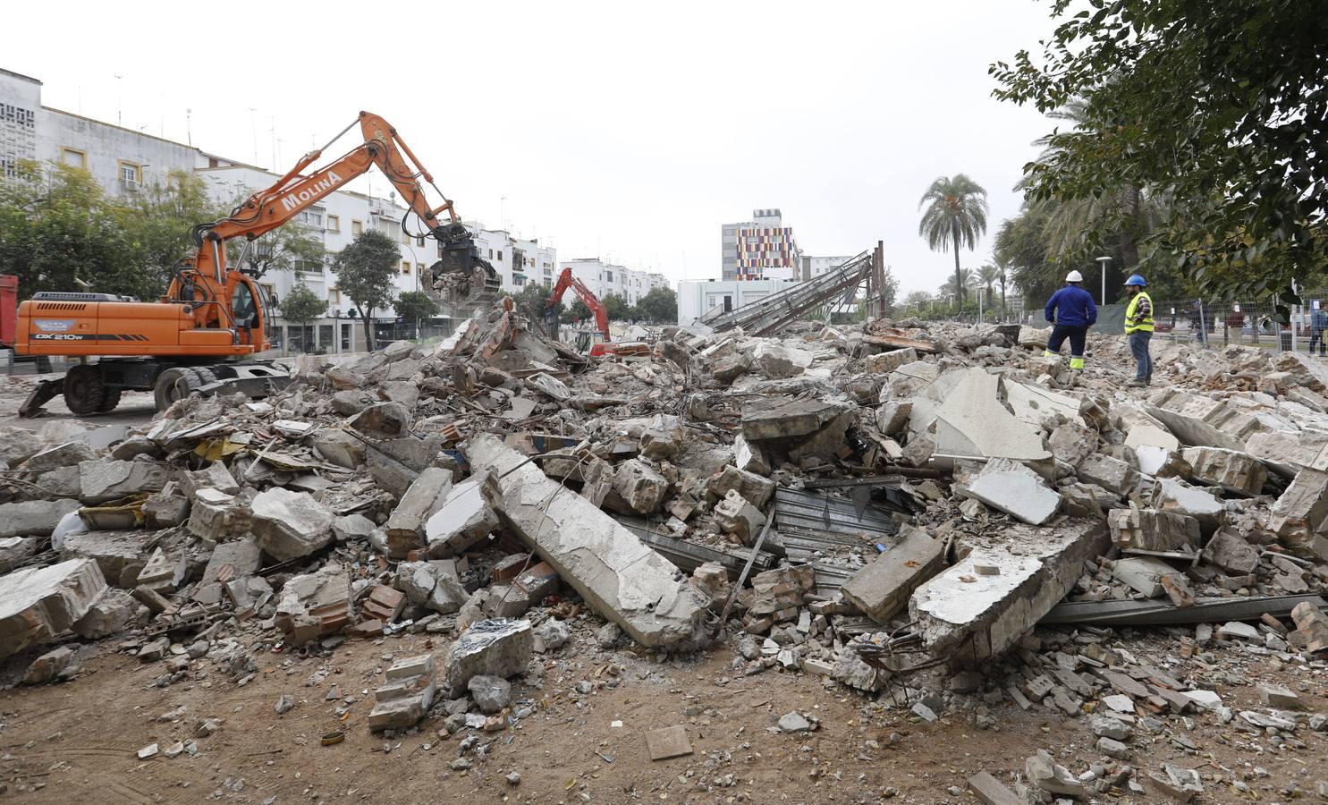 En imágenes, la demolición del Pabellón de la Juventud de Córdoba