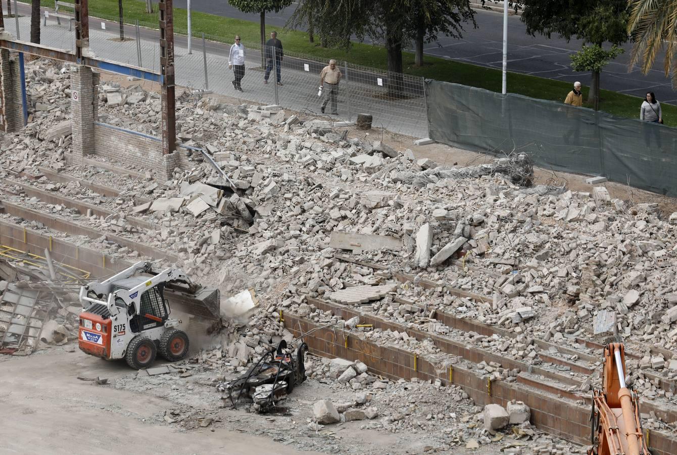 En imágenes, la demolición del Pabellón de la Juventud de Córdoba