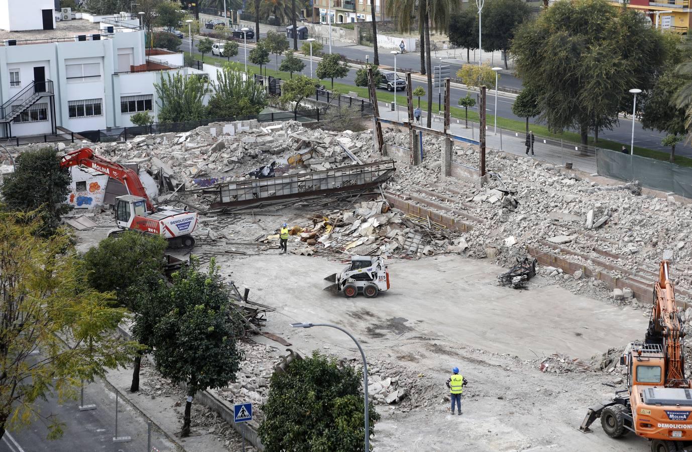 En imágenes, la demolición del Pabellón de la Juventud de Córdoba