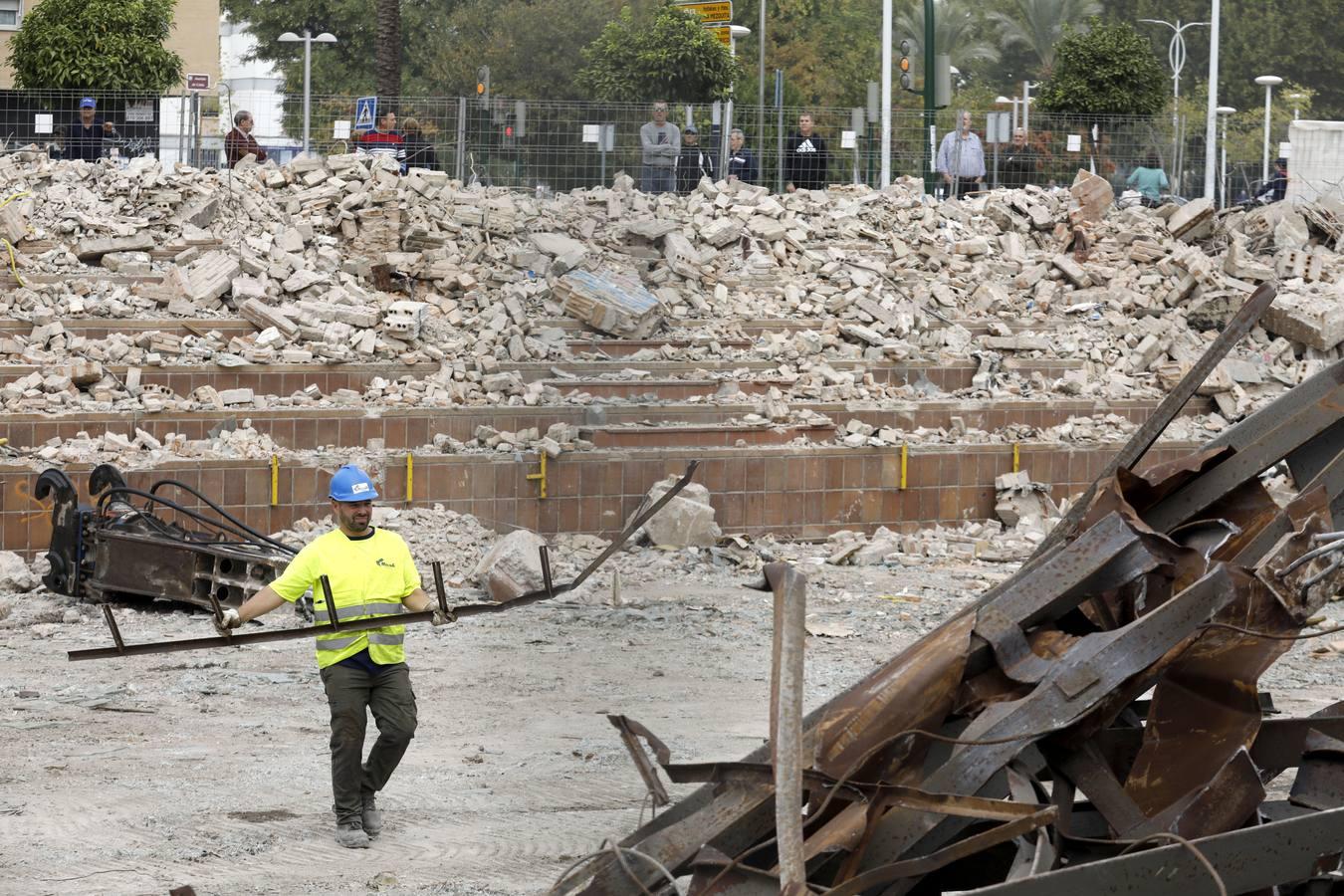 En imágenes, la demolición del Pabellón de la Juventud de Córdoba