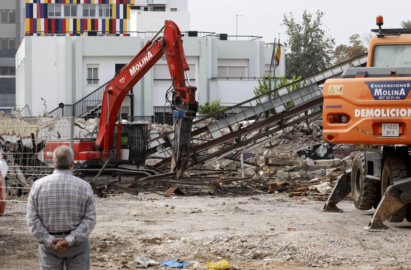 En imágenes, la demolición del Pabellón de la Juventud de Córdoba