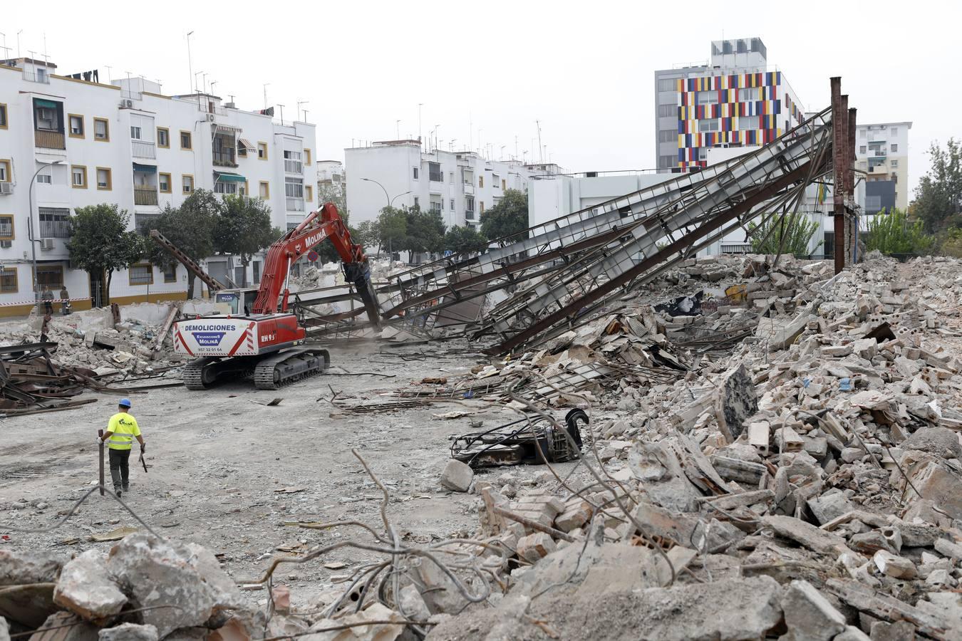 En imágenes, la demolición del Pabellón de la Juventud de Córdoba