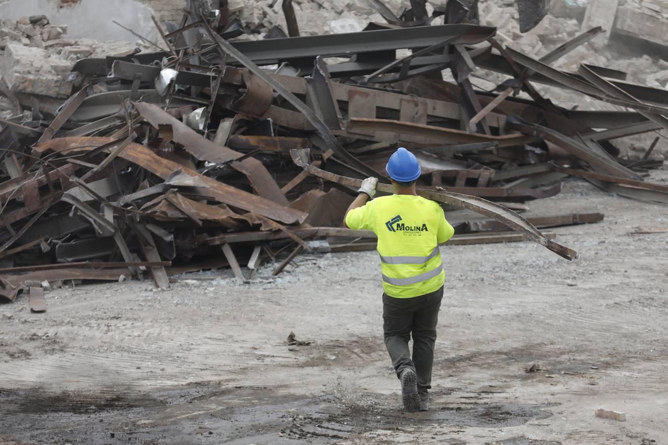 En imágenes, la demolición del Pabellón de la Juventud de Córdoba