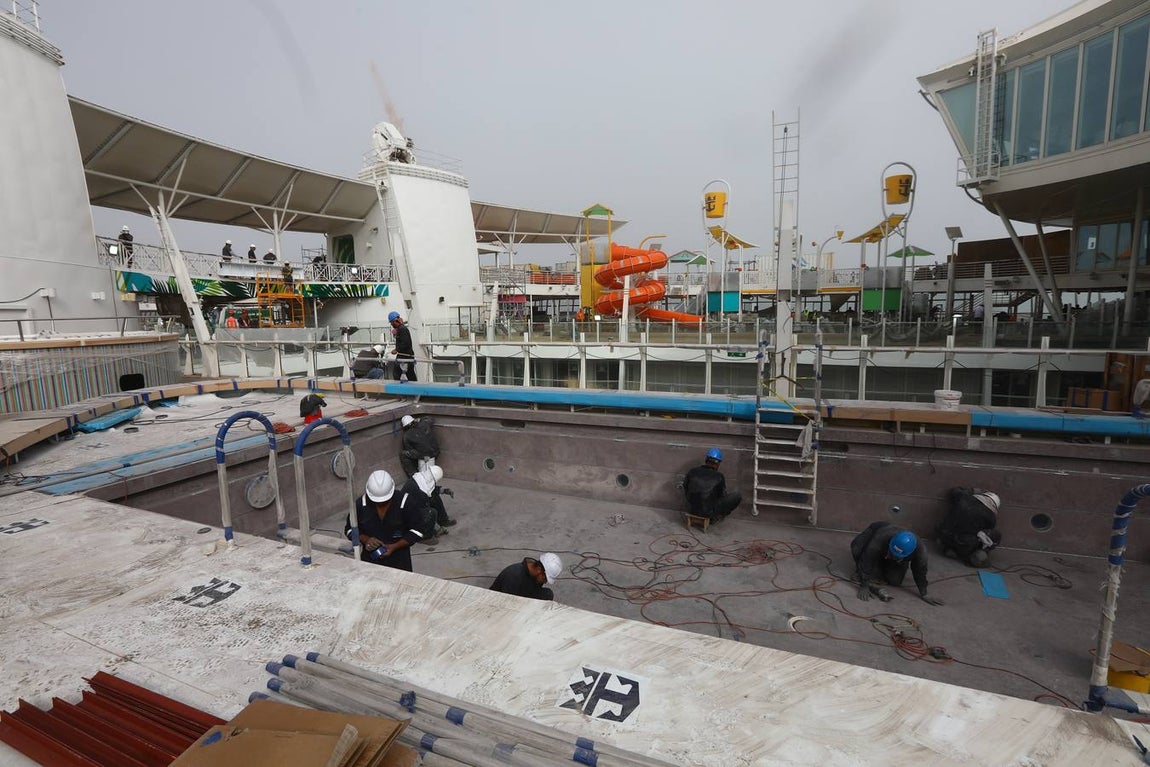 Las primeras imágenes de la reparación del crucero Oasis, de Royal Caribbean