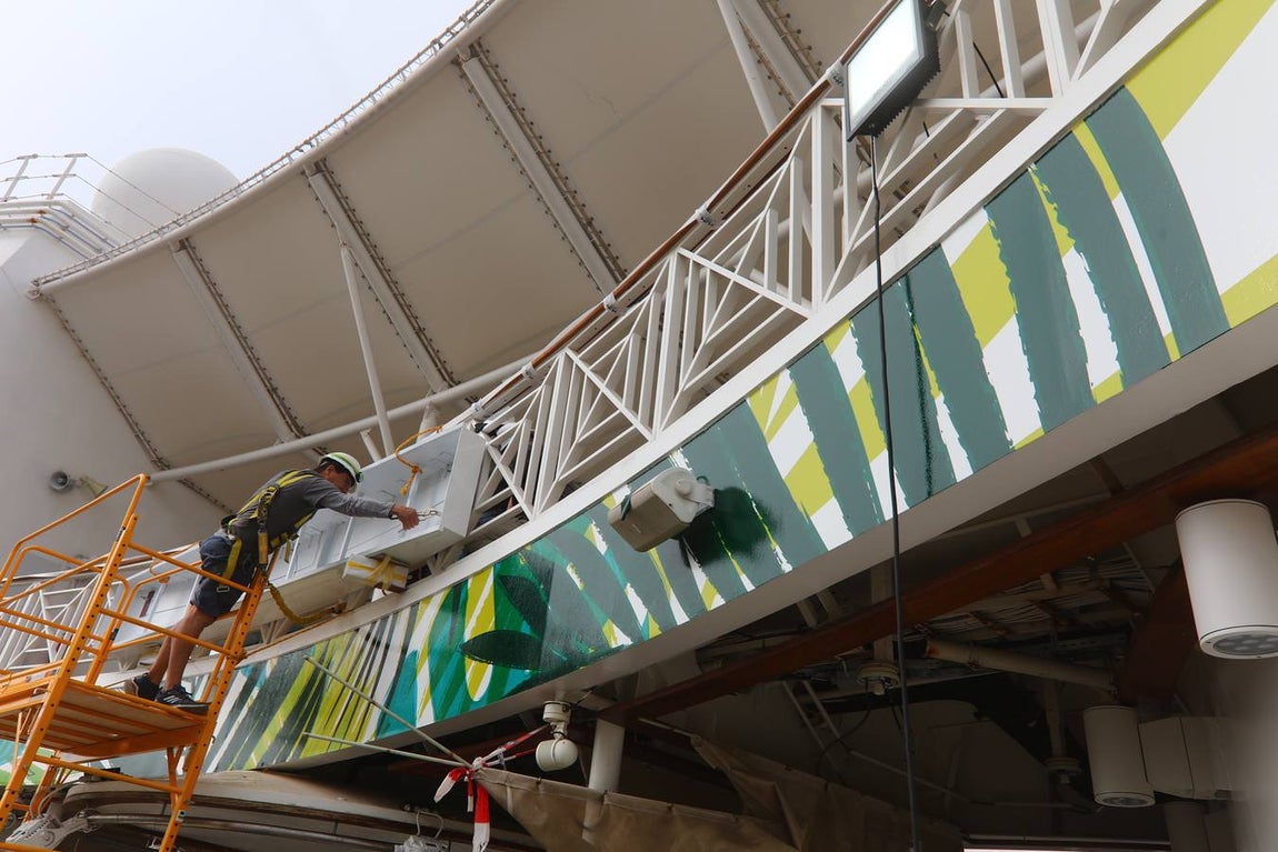 Las primeras imágenes de la reparación del crucero Oasis, de Royal Caribbean