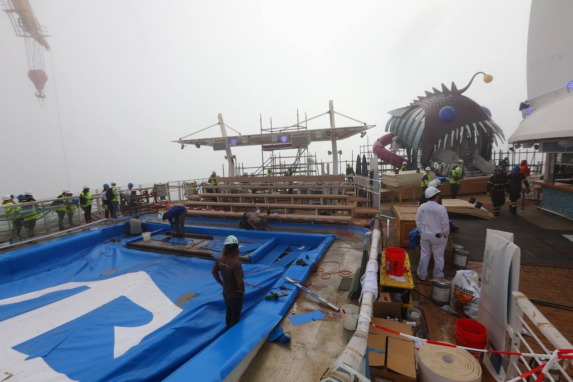 Las primeras imágenes de la reparación del crucero Oasis, de Royal Caribbean