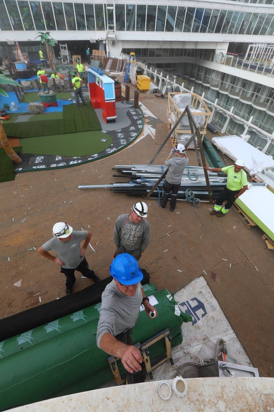 Las primeras imágenes de la reparación del crucero Oasis, de Royal Caribbean