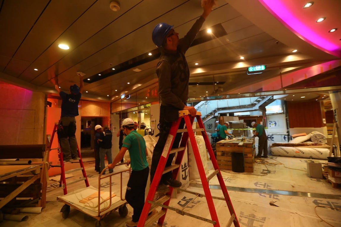 Las primeras imágenes de la reparación del crucero Oasis, de Royal Caribbean