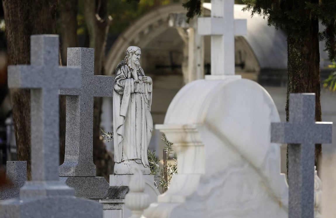 Las esculturas de los cementerios de Córdoba, en imágenes