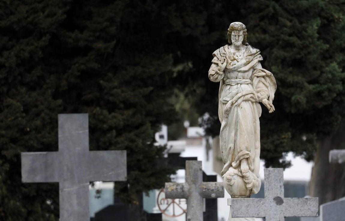 Las esculturas de los cementerios de Córdoba, en imágenes