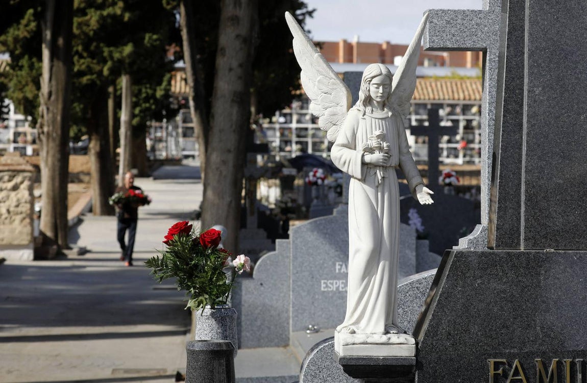 Las esculturas de los cementerios de Córdoba, en imágenes