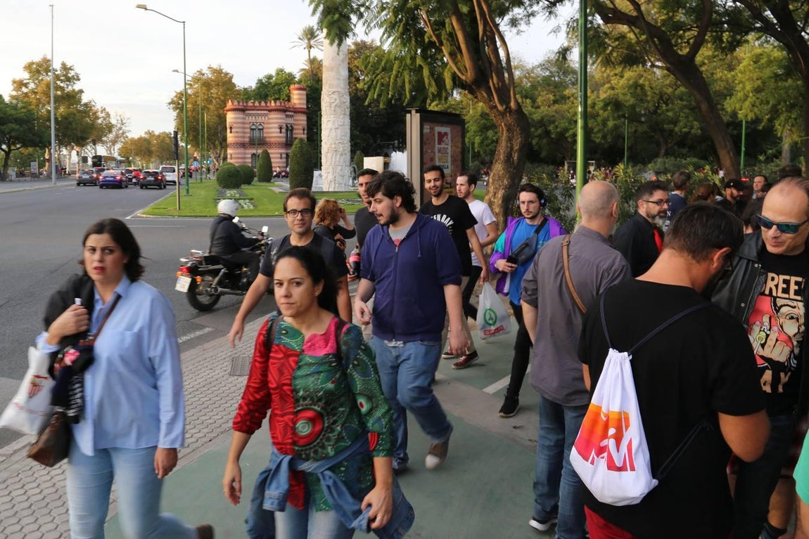 Ambiente previo al concierto de Green Day en la Plaza de España por los MTV EMA Sevilla 2019