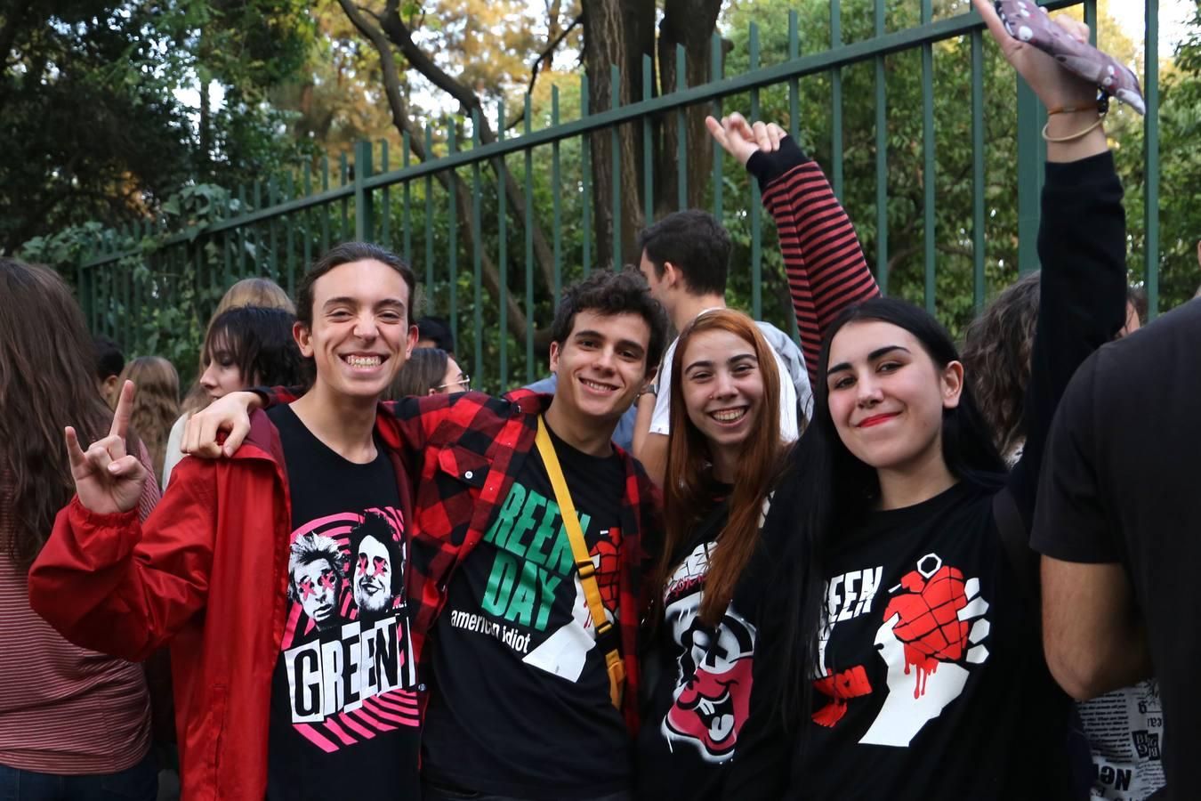 Ambiente previo al concierto de Green Day en la Plaza de España por los MTV EMA Sevilla 2019