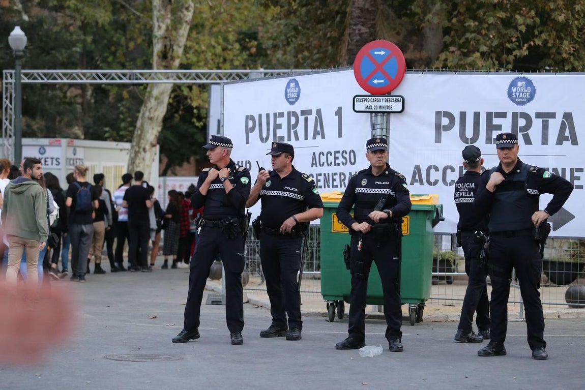 Ambiente previo al concierto de Green Day en la Plaza de España por los MTV EMA Sevilla 2019