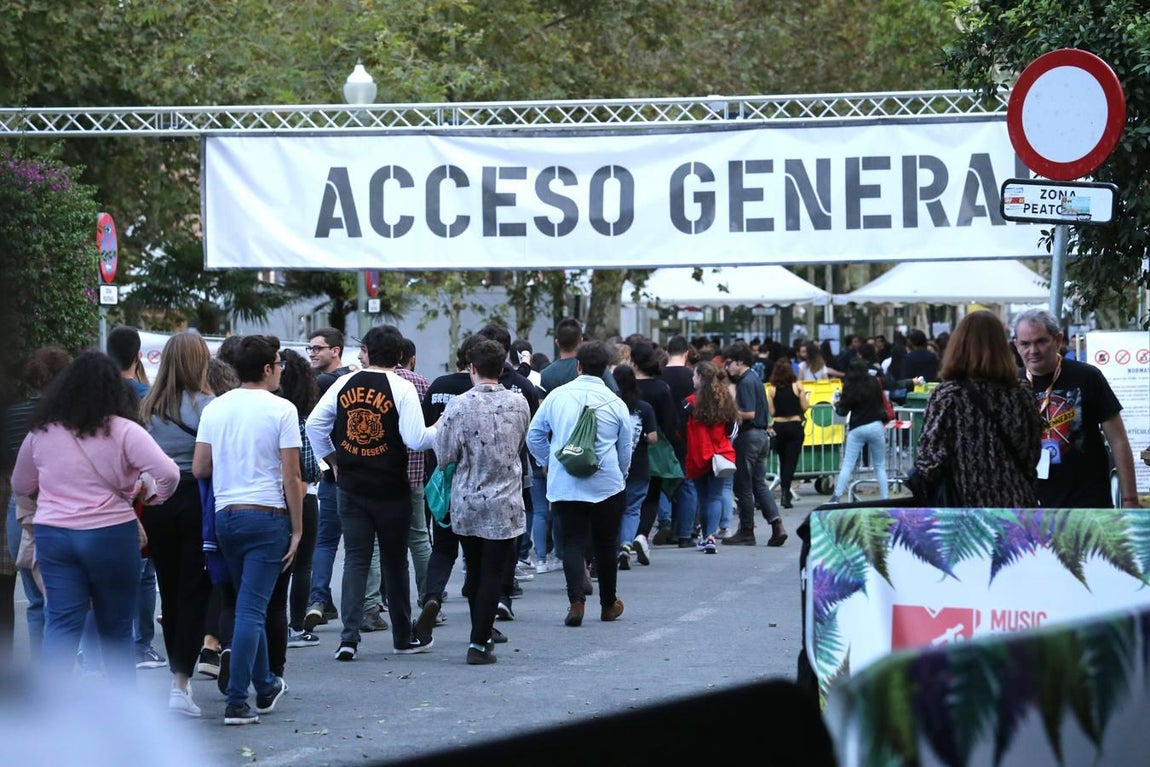 Ambiente previo al concierto de Green Day en la Plaza de España por los MTV EMA Sevilla 2019