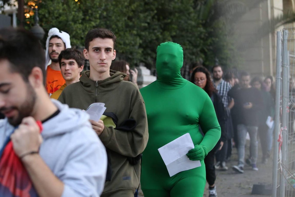 Ambiente previo al concierto de Green Day en la Plaza de España por los MTV EMA Sevilla 2019