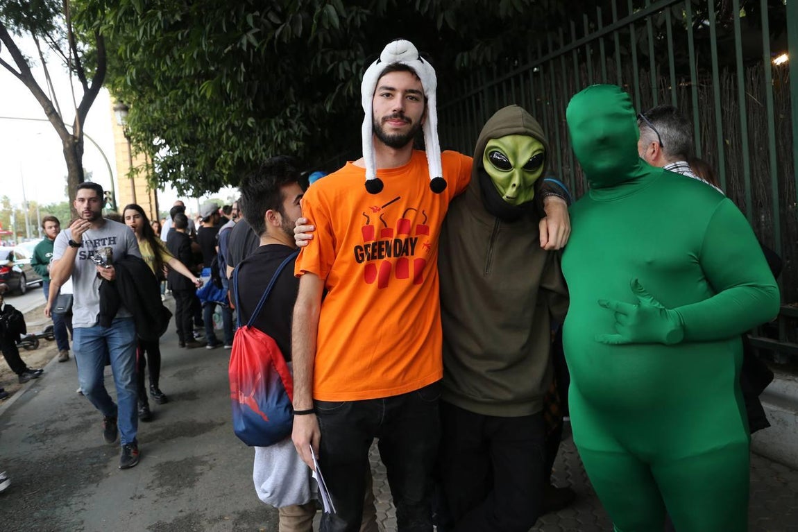 Ambiente previo al concierto de Green Day en la Plaza de España por los MTV EMA Sevilla 2019