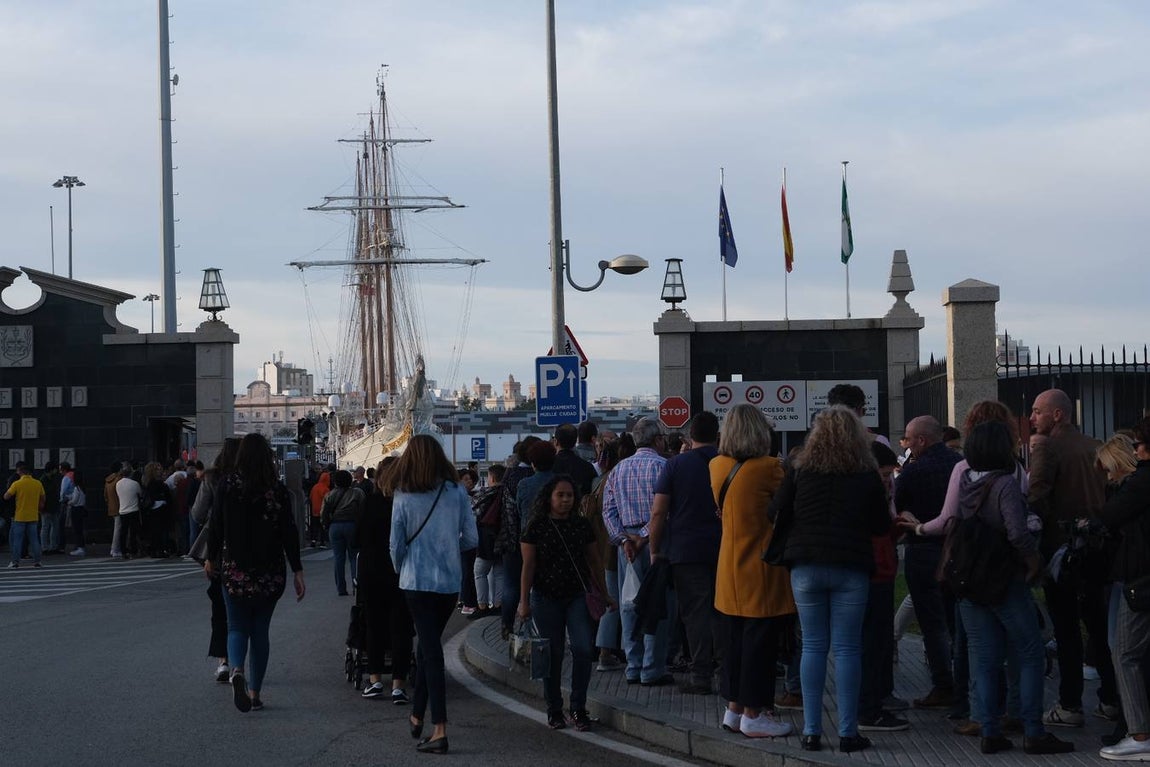 FOTOS: Colas y gran expectación para visitar el Juan Sebastián de Elcano en Cádiz