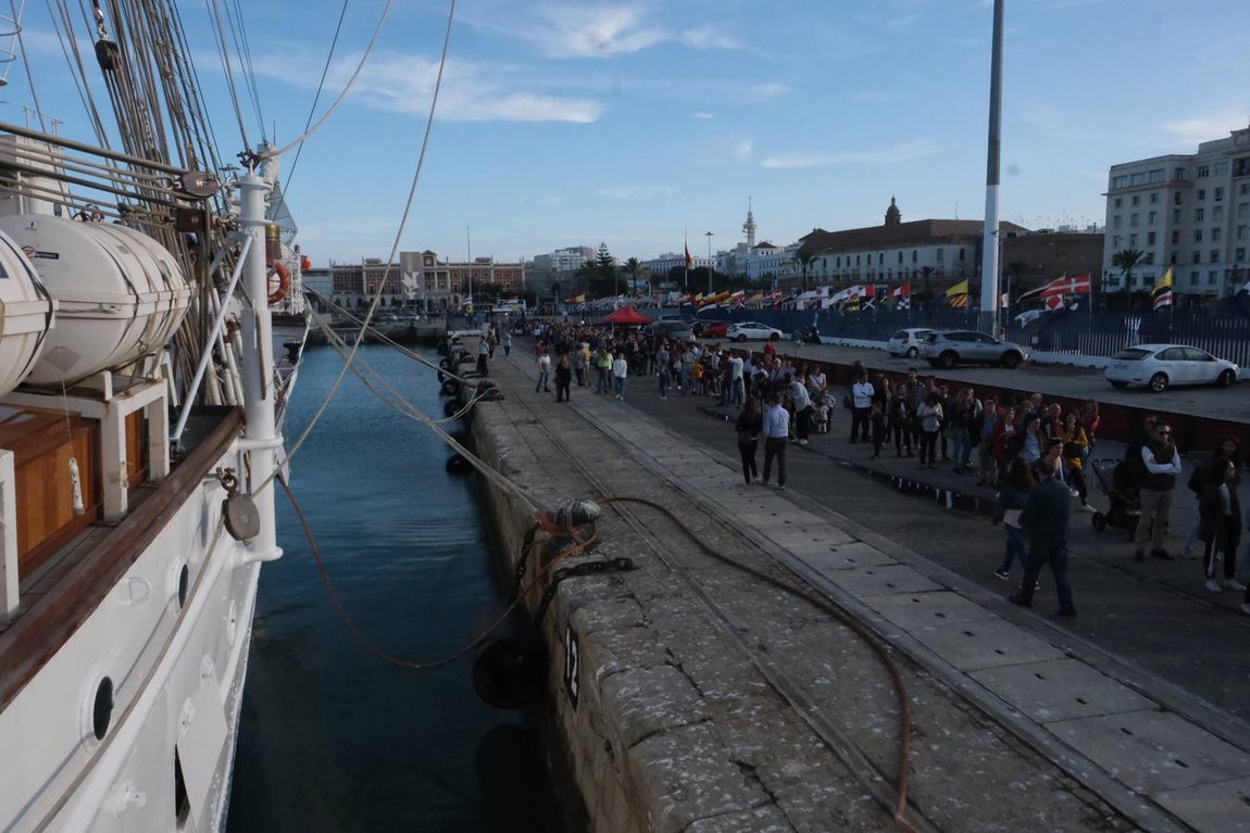 FOTOS: Colas y gran expectación para visitar el Juan Sebastián de Elcano en Cádiz