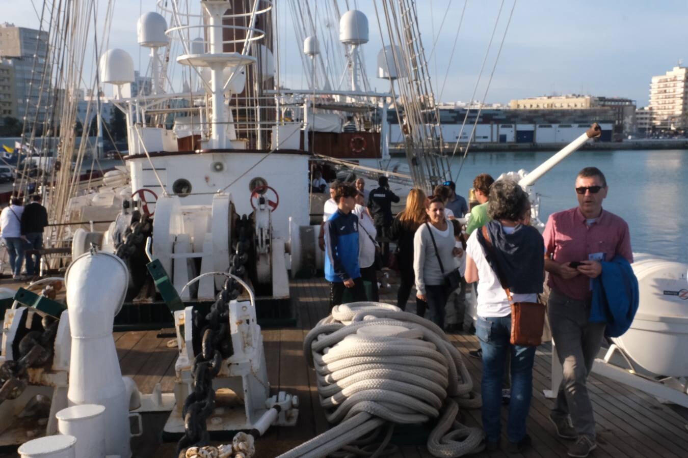 FOTOS: Colas y gran expectación para visitar el Juan Sebastián de Elcano en Cádiz
