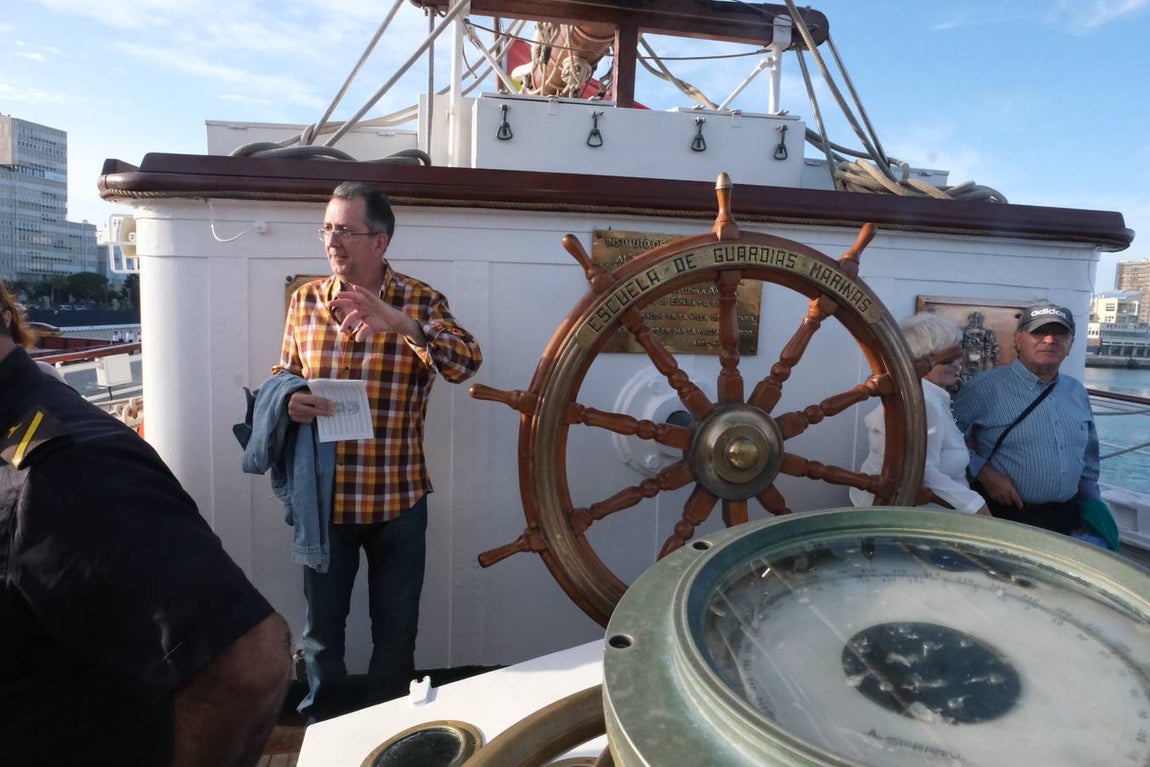FOTOS: Colas y gran expectación para visitar el Juan Sebastián de Elcano en Cádiz