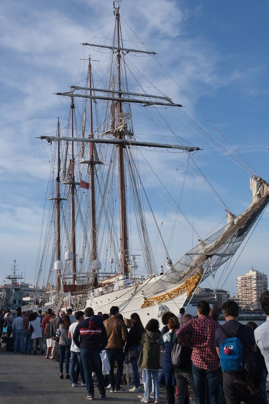 FOTOS: Colas y gran expectación para visitar el Juan Sebastián de Elcano en Cádiz