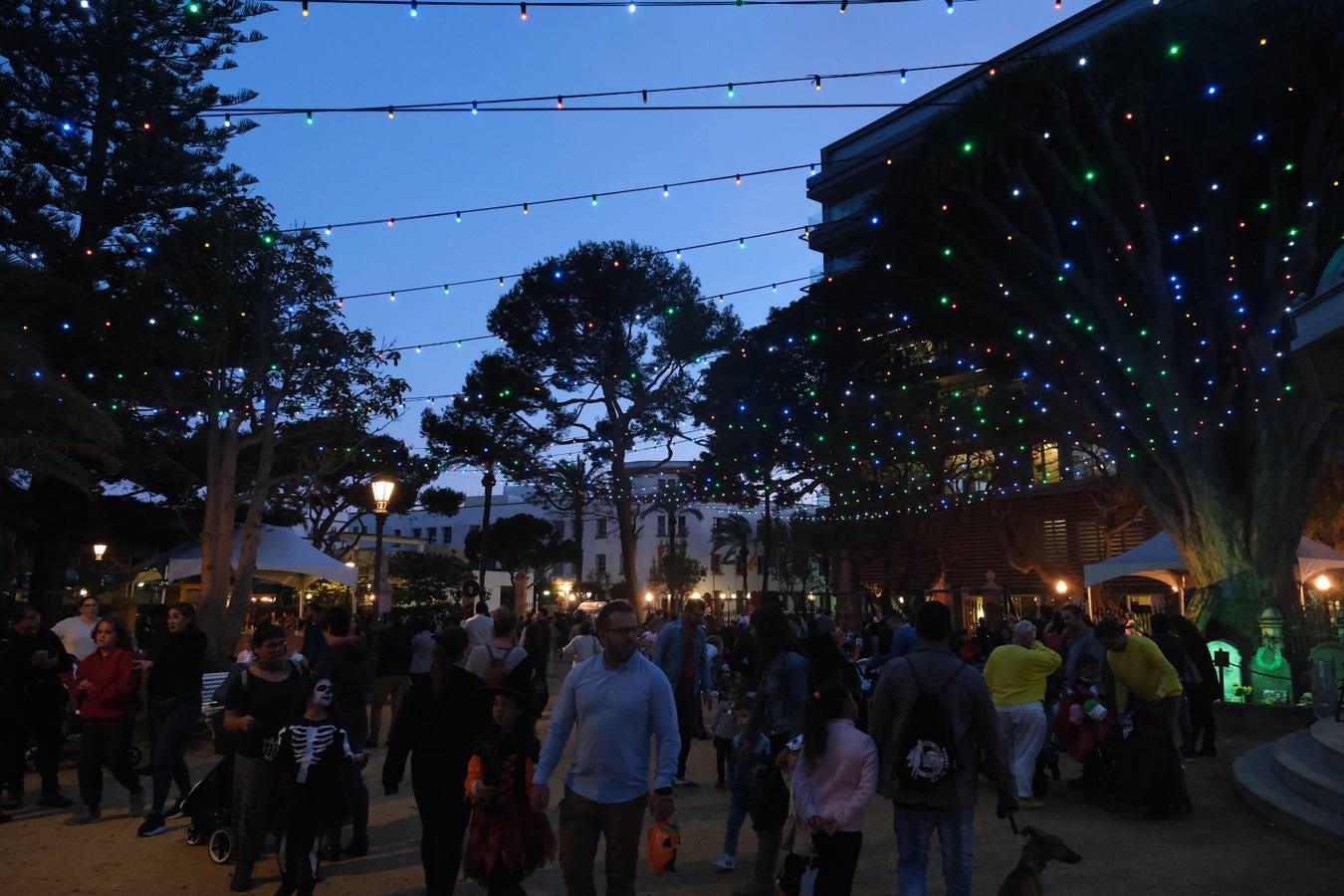 FOTOS: Fiesta mexicana por el Día de los Muertos en el Parque del Genovés de Cádiz