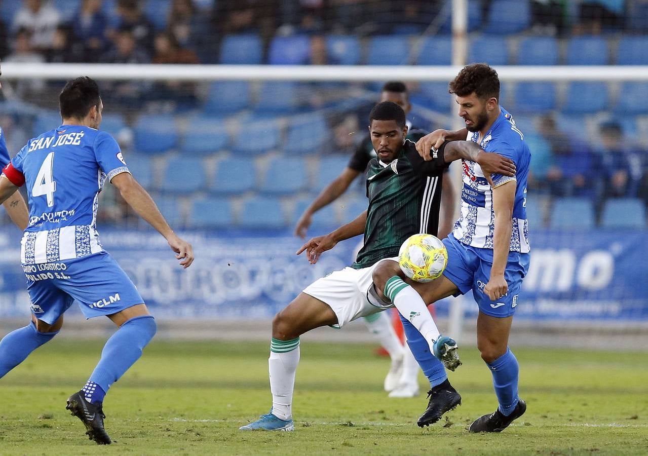 La afición desplazada y las jugadas del Talavera-Córdoba CF, en imágenes