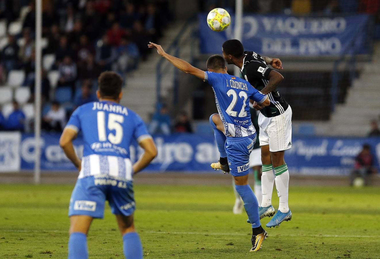 La afición desplazada y las jugadas del Talavera-Córdoba CF, en imágenes