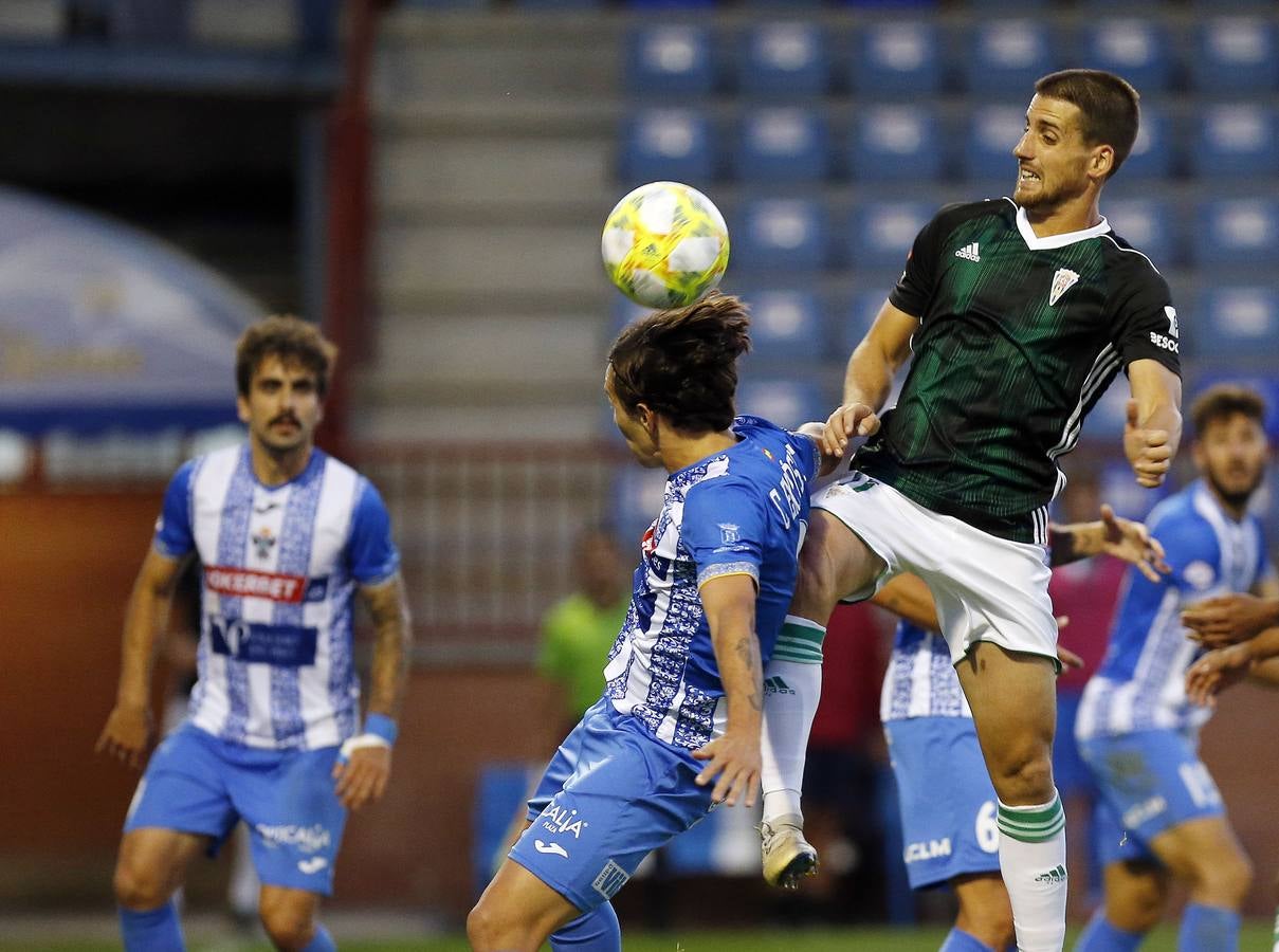 La afición desplazada y las jugadas del Talavera-Córdoba CF, en imágenes