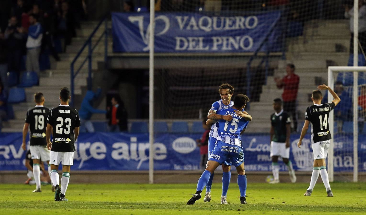 La afición desplazada y las jugadas del Talavera-Córdoba CF, en imágenes