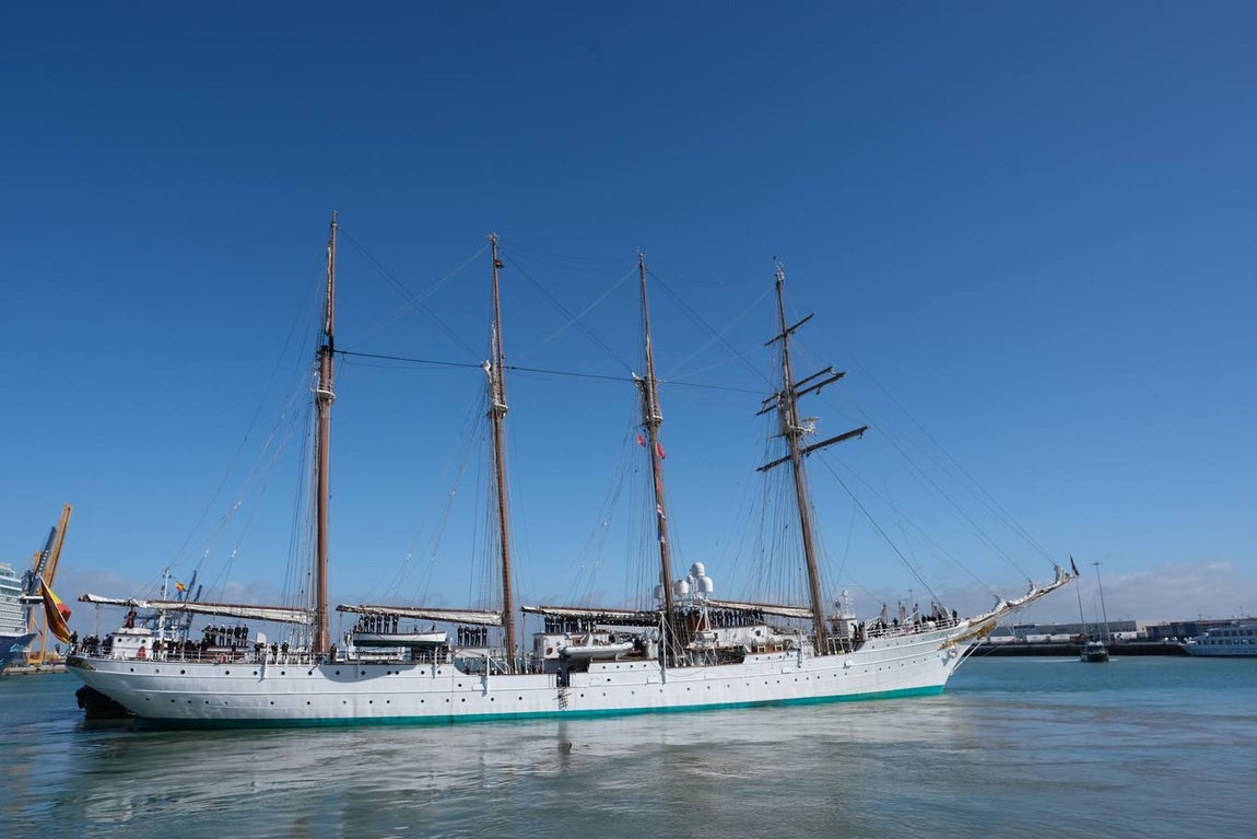 FOTOS: Cientos de personas dicen adiós al Juan Sebastián de Elcano en el muelle de Cádiz