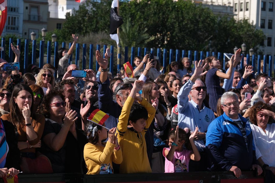 FOTOS: Cientos de personas dicen adiós al Juan Sebastián de Elcano en el muelle de Cádiz
