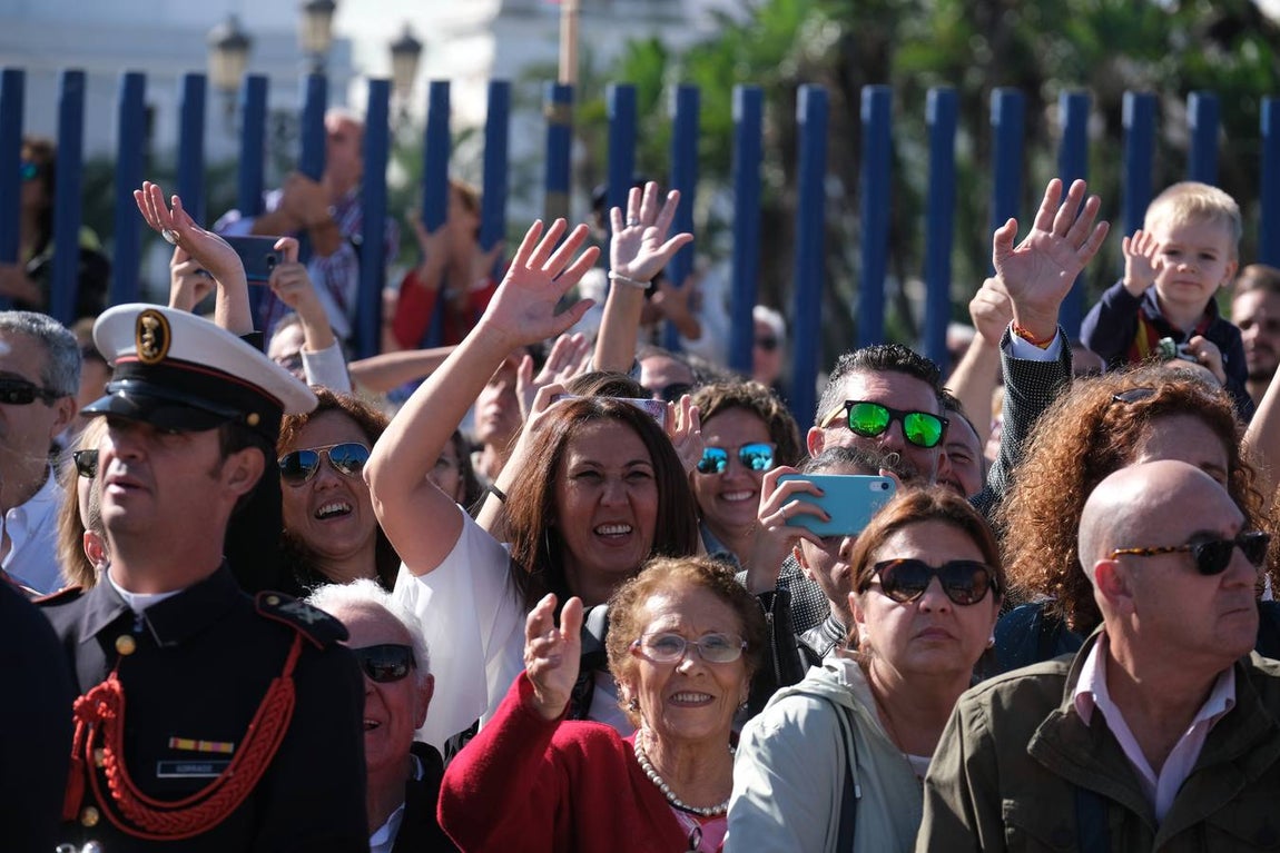 FOTOS: Cientos de personas dicen adiós al Juan Sebastián de Elcano en el muelle de Cádiz