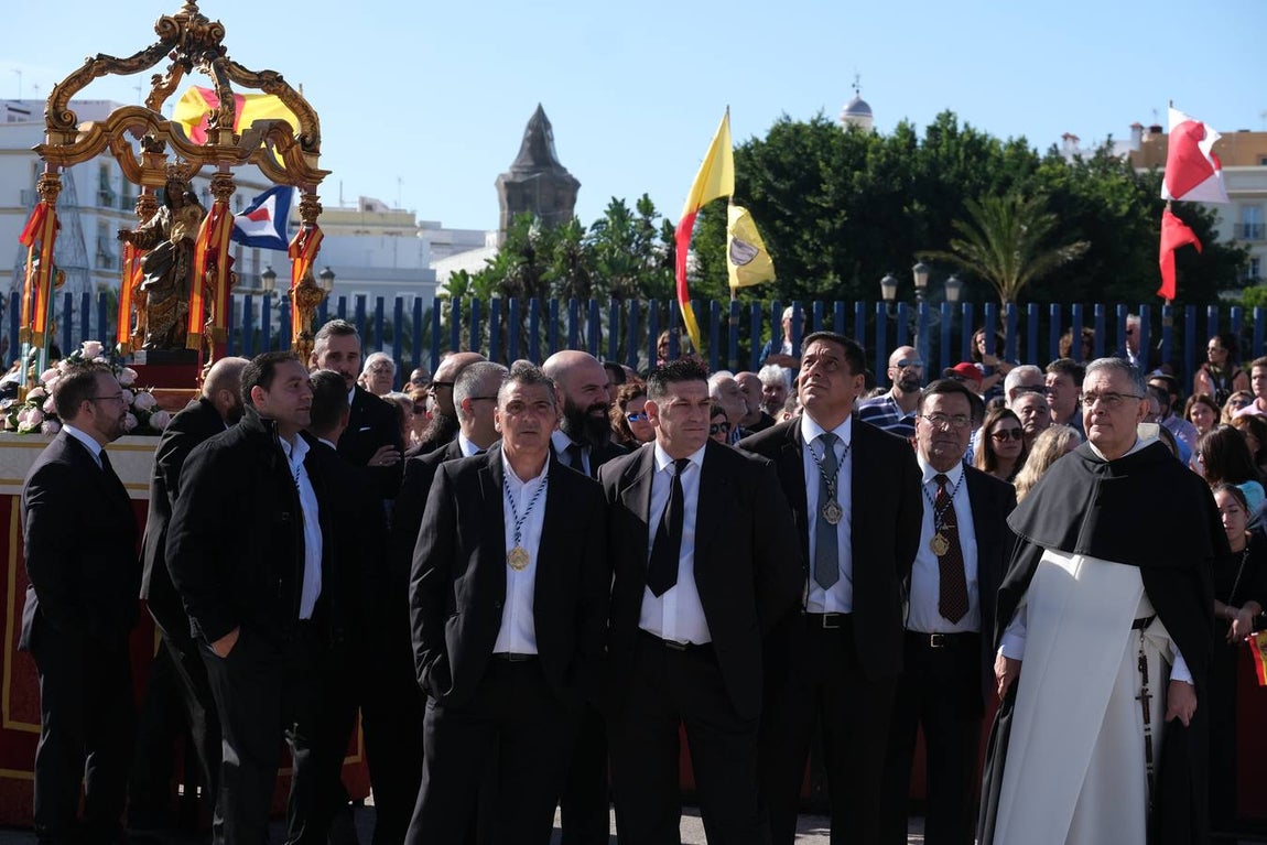 FOTOS: Cientos de personas dicen adiós al Juan Sebastián de Elcano en el muelle de Cádiz