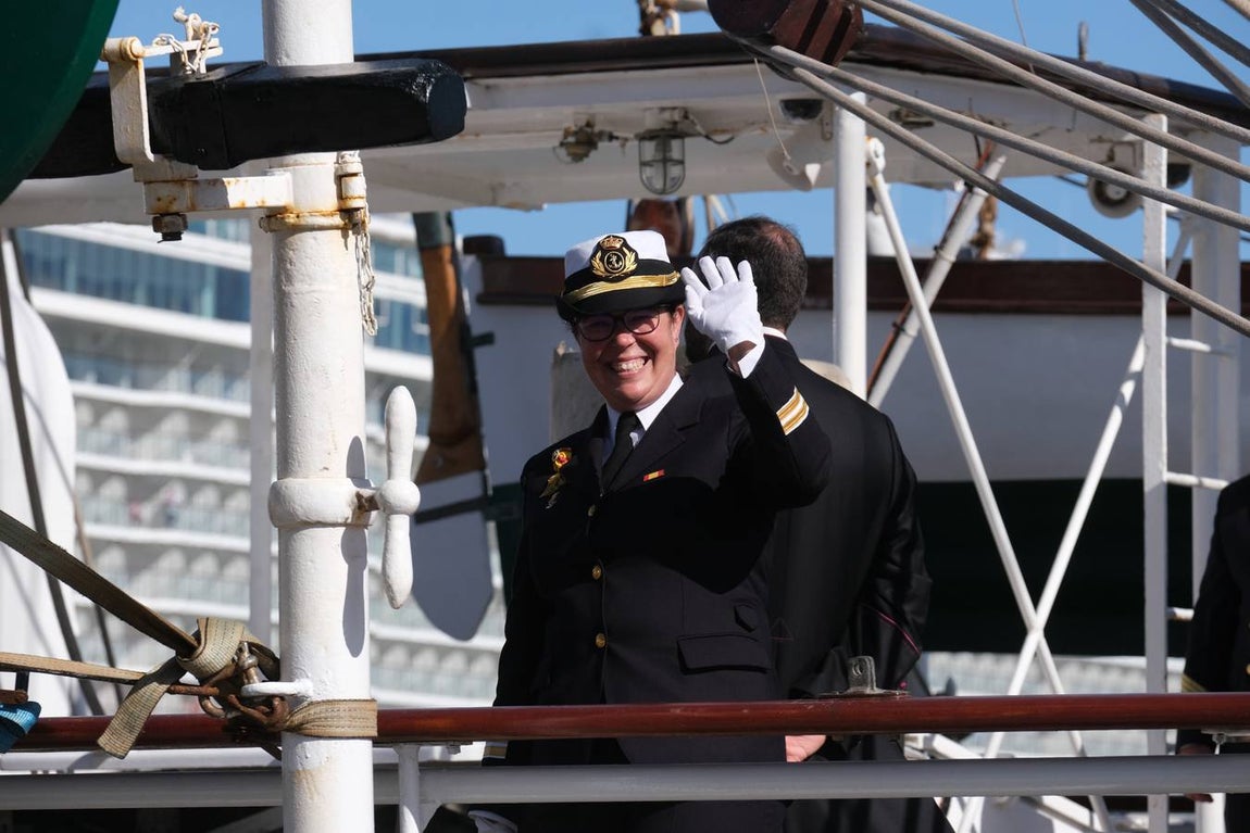 FOTOS: Cientos de personas dicen adiós al Juan Sebastián de Elcano en el muelle de Cádiz