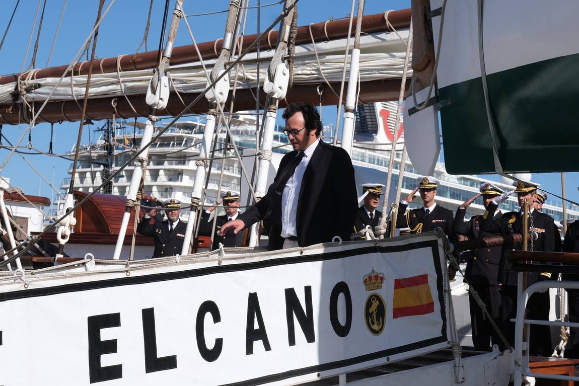 FOTOS: Cientos de personas dicen adiós al Juan Sebastián de Elcano en el muelle de Cádiz