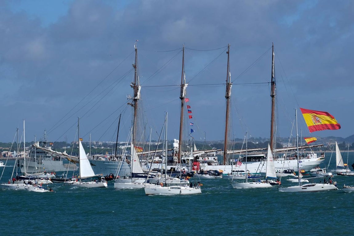 FOTOS: Cientos de personas dicen adiós al Juan Sebastián de Elcano en el muelle de Cádiz