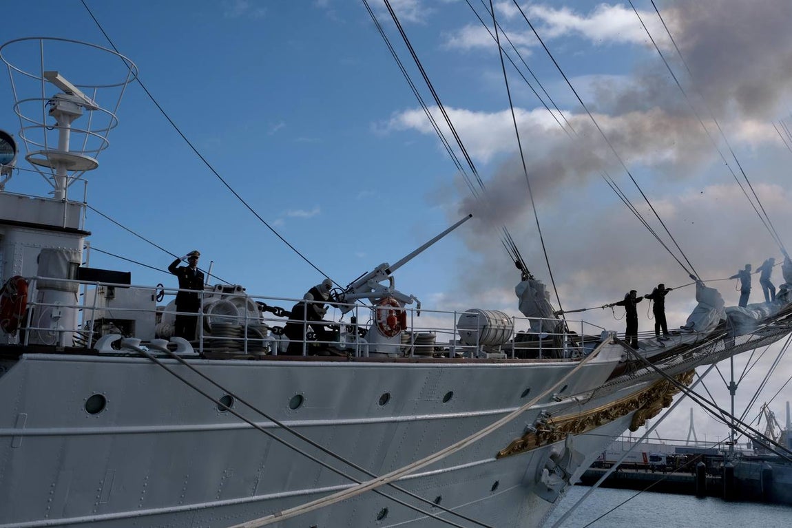 FOTOS: Cientos de personas dicen adiós al Juan Sebastián de Elcano en el muelle de Cádiz
