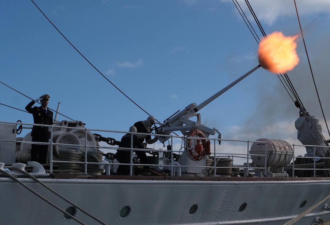 FOTOS: Cientos de personas dicen adiós al Juan Sebastián de Elcano en el muelle de Cádiz