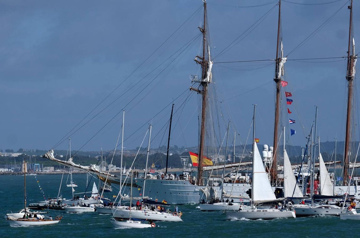 FOTOS: Cientos de personas dicen adiós al Juan Sebastián de Elcano en el muelle de Cádiz