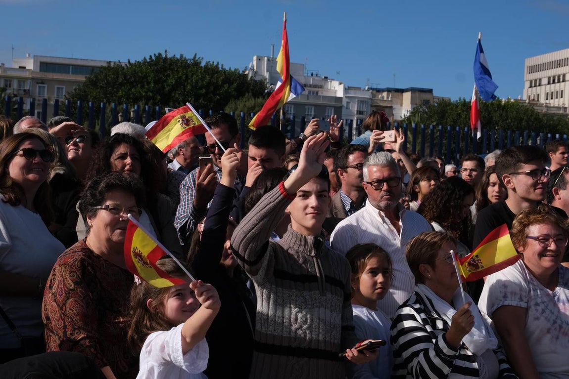 FOTOS: Cientos de personas dicen adiós al Juan Sebastián de Elcano en el muelle de Cádiz