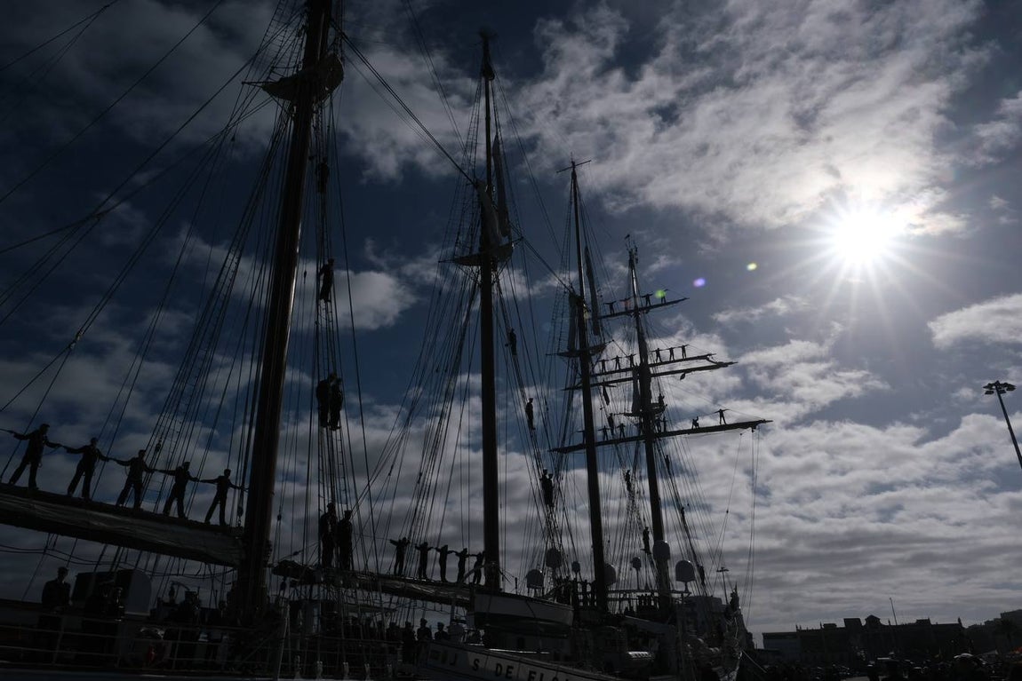 FOTOS: Cientos de personas dicen adiós al Juan Sebastián de Elcano en el muelle de Cádiz