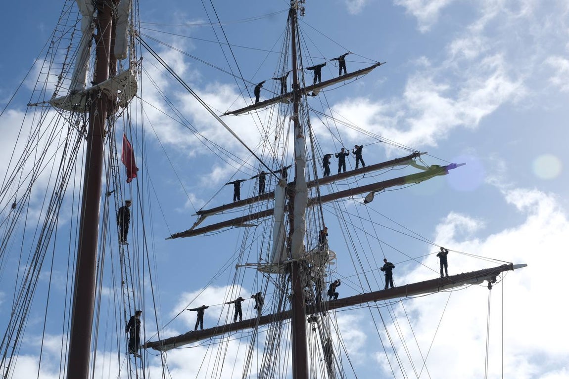 FOTOS: Cientos de personas dicen adiós al Juan Sebastián de Elcano en el muelle de Cádiz